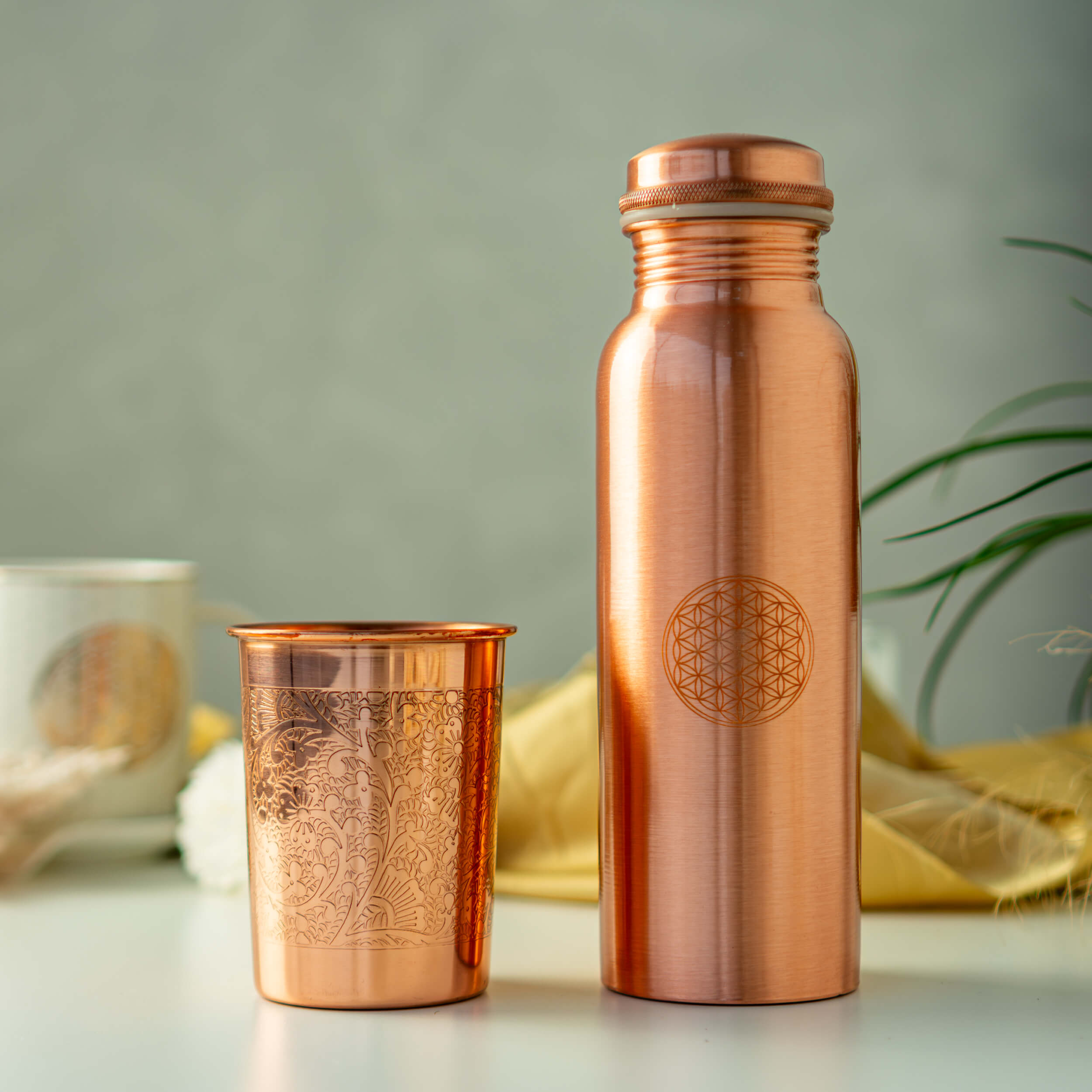 Kupferbecher mit Blumenmuster