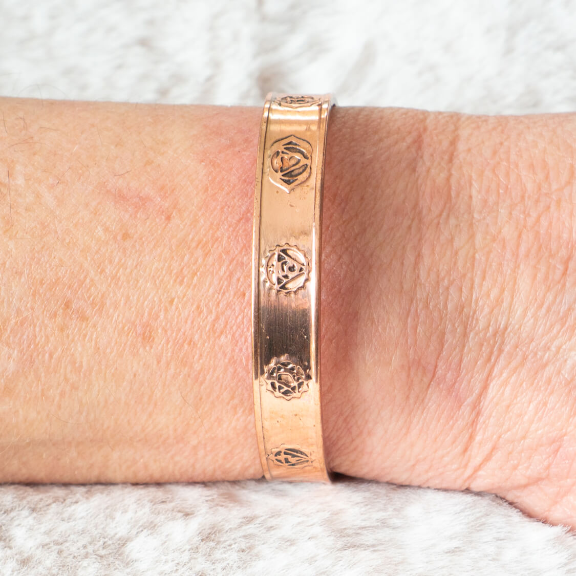 Kupferarmband mit Chakrasymbolen, weitere Ansicht
