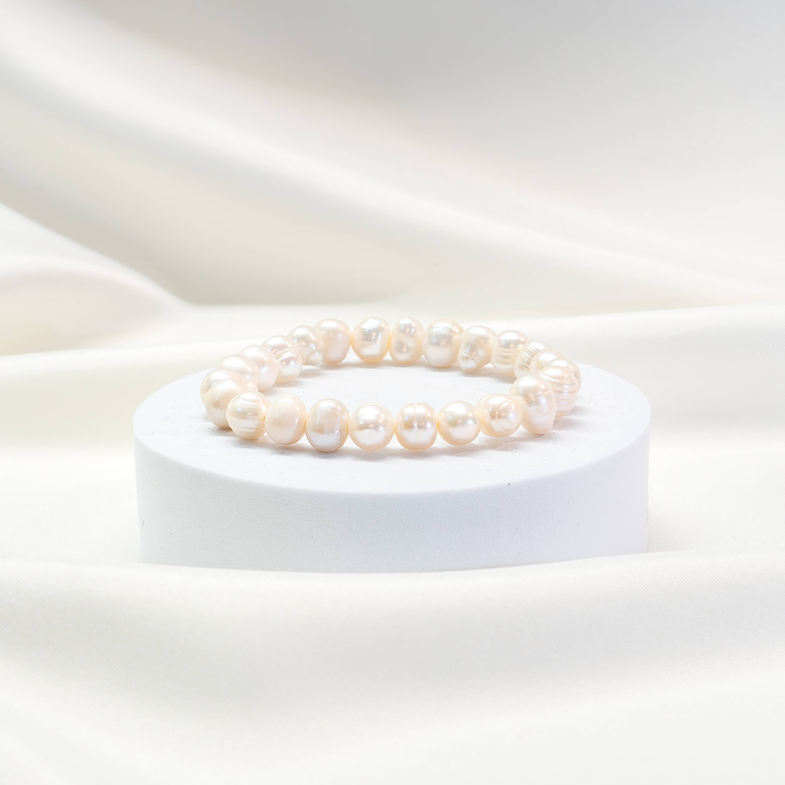 Armband mit weißen Potato-Süsswasserperlen