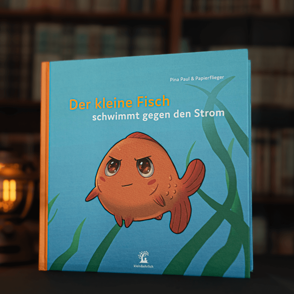Der kleine Fisch schwimmt gegen den Strom
