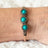 Gedrehtes Armband mit türkisfarbenen Steinen